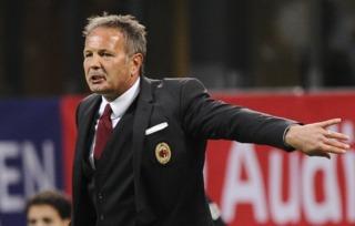 ac米兰大叔吃瓜,揭秘球场背后的故事