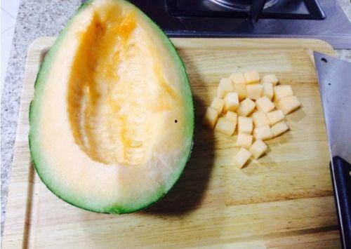 哈密瓜一边坏了可以吃吗,还能安心食用吗？揭秘食品安全之谜