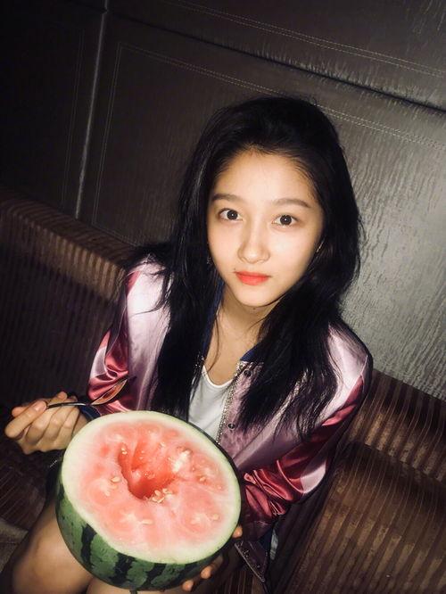 吃瓜照片流出,从吃瓜照片流出的趣味生活瞬间